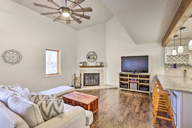 Building Photo - 163 Burgundy Cir