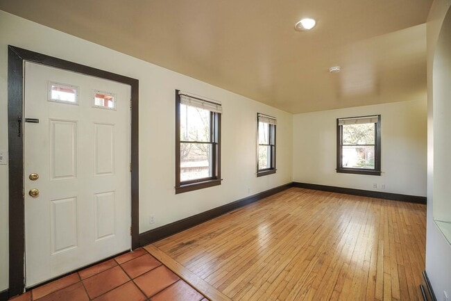 Building Photo - 2 Bedroom 1.5 Bath Farm House