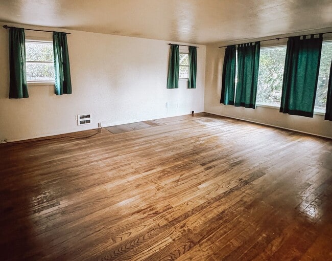 Building Photo - Charming 3 Bedroom in River Road Area!