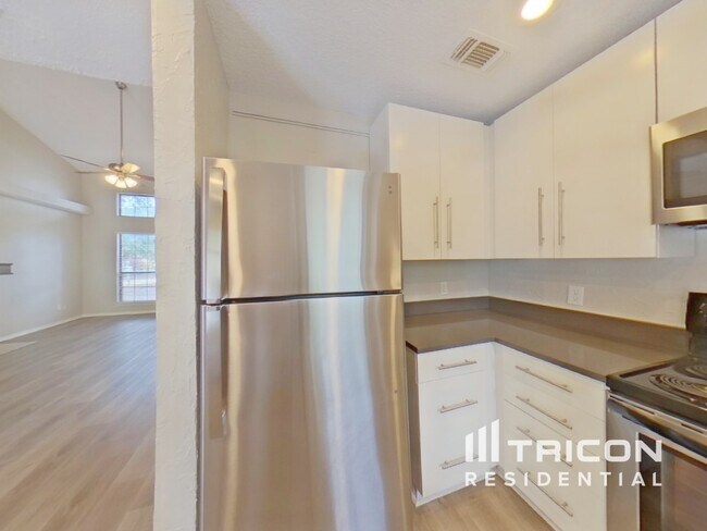 Building Photo - 837 Globe Ave