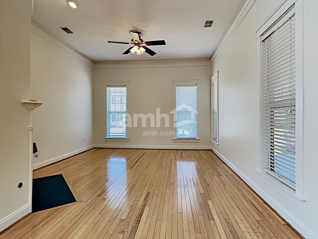 Building Photo - 206 Hydrangea St