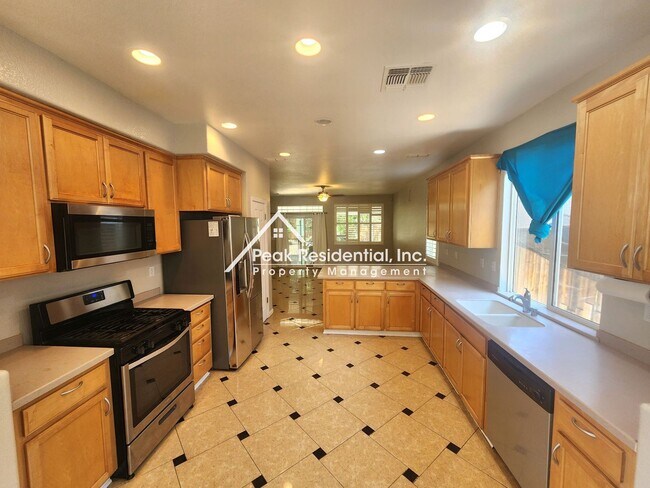 Foto del edificio - Spacious Stockton 5bd/3ba back up to Elkhorn Golf Club