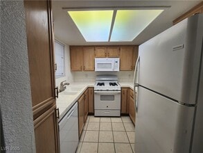 Building Photo - 1901 Villa Palms Ct