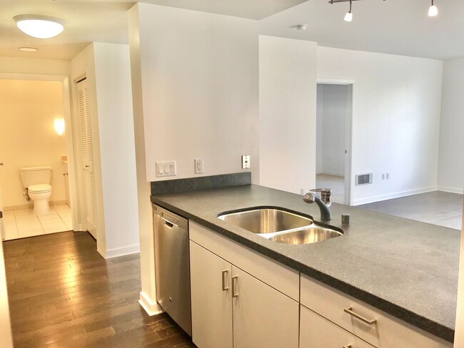 Building Photo - Potrero Hill 2Br/2Ba Modern Condo w/Parkin...