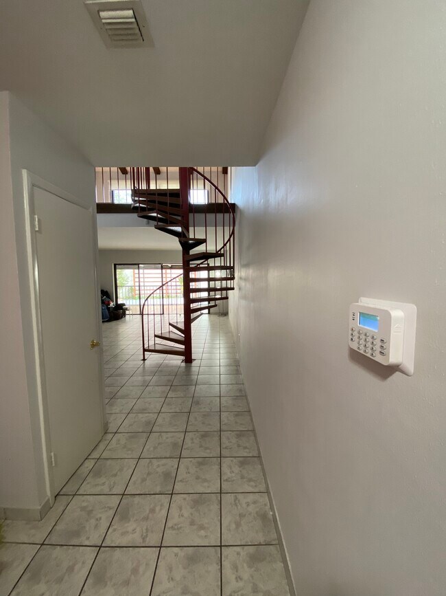 Building Photo - 6982 Greentree Ln