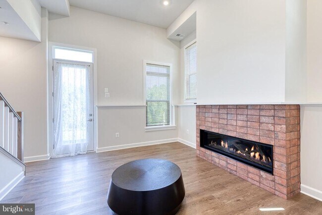 Foto del edificio - 200 Hickory Holw Ct