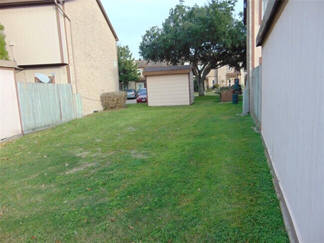 Building Photo - 12300 Brookglade Cir