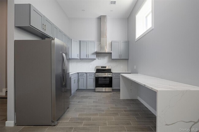 Building Photo - 126 Innis Ave