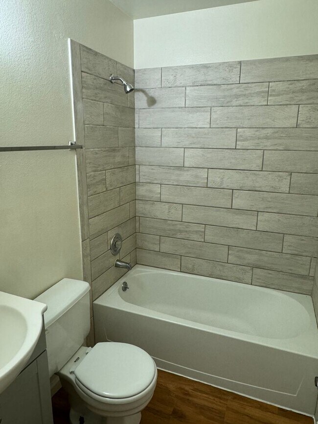 Foto del edificio - Beautiful 2 Bed 1 Bath Apartment!!!