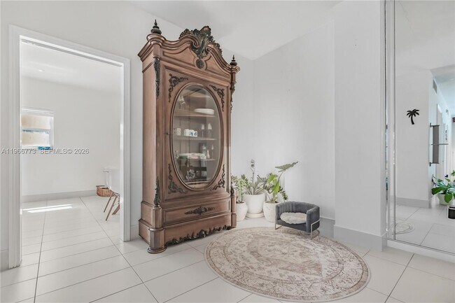 Building Photo - 5001 Collins Ave