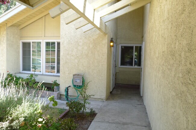 Building Photo - 2052 E Loraine St