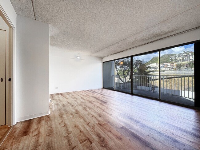 Building Photo - Honolulu Studio with Central A/C and Assigned Parking