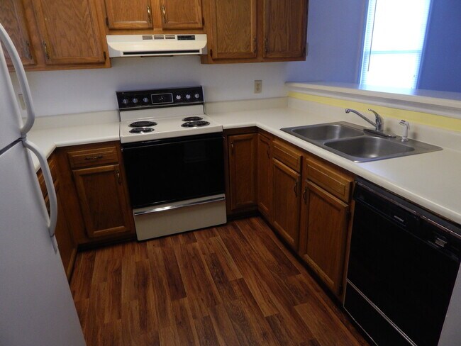 Building Photo - Center of it all! Large 2 Bedroom Townhous...