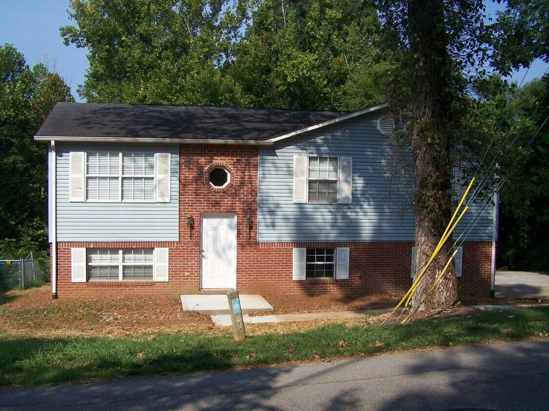 Foto principal - 3 bed, 2 1/2 bath, 2 car garage w/ hardwoo...