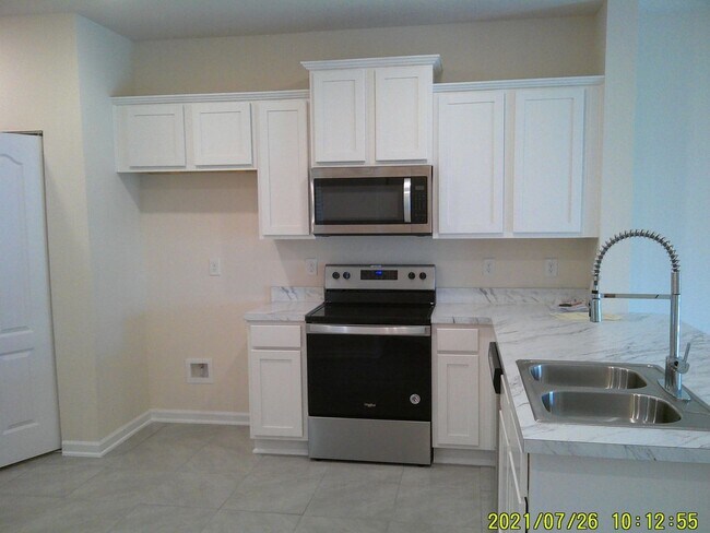 Building Photo - Baypointe Townhome Available!