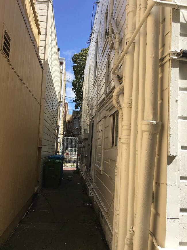 Puerta lateral - 8-14 Cypress St