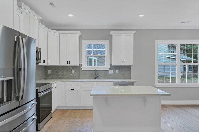 Building Photo - 835 Blue Bird Dr