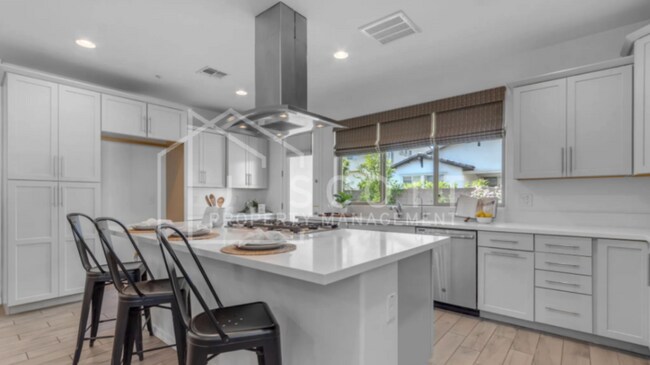 Foto del edificio - Modern 4-Bedroom Home with Upgraded Kitche...