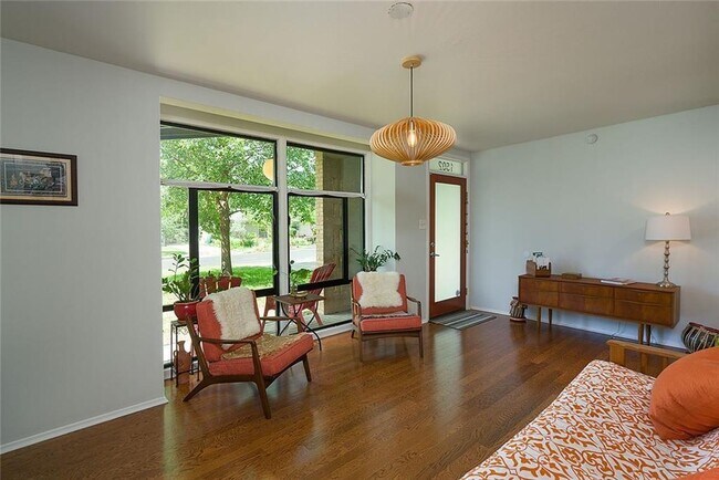 Foto del edificio - 1502 Corona Dr