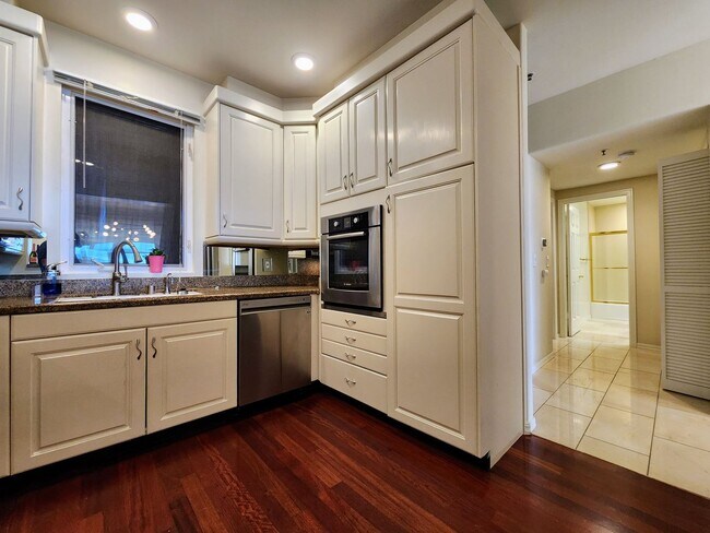 Building Photo - 2 Bedroom Condo in Tiburon