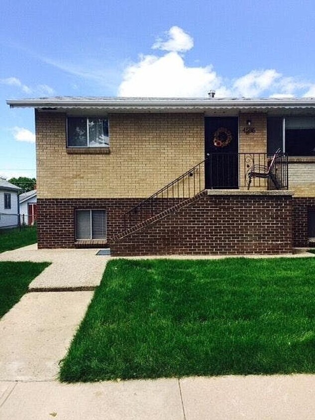 Bright & Beautiful Top Floor 2-bedroom 1 B... - Bright & Beautiful 2-bedroom 1 Bath Across...