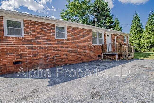 Building Photo - Greer Apartments