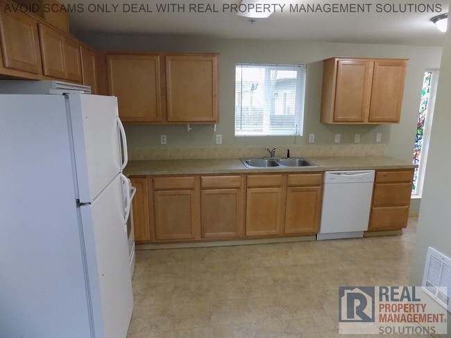 Building Photo - Spacious Townhome in Montavilla Neighborhood!