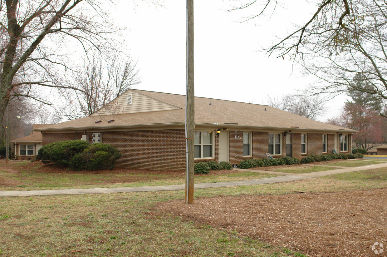 Primary Photo - Gateway Village Apartments