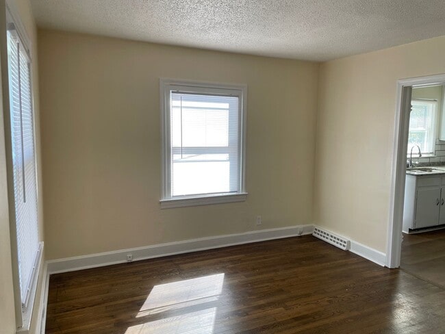 Photo - 1915 Apartment