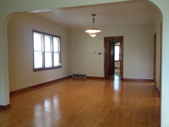 Foto del edificio - 2421 S Howell Ave