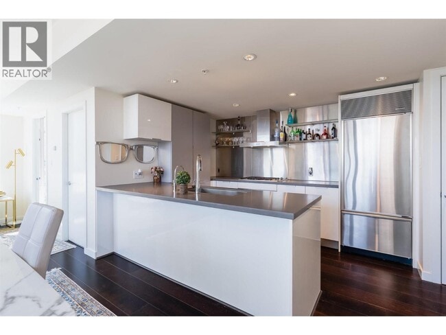 Building Photo - 1901 788 RICHARD STREET