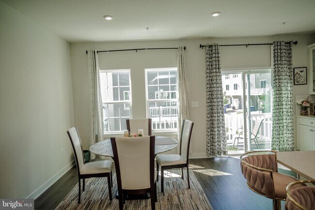 Foto del edificio - 8210 Goldstone Ct