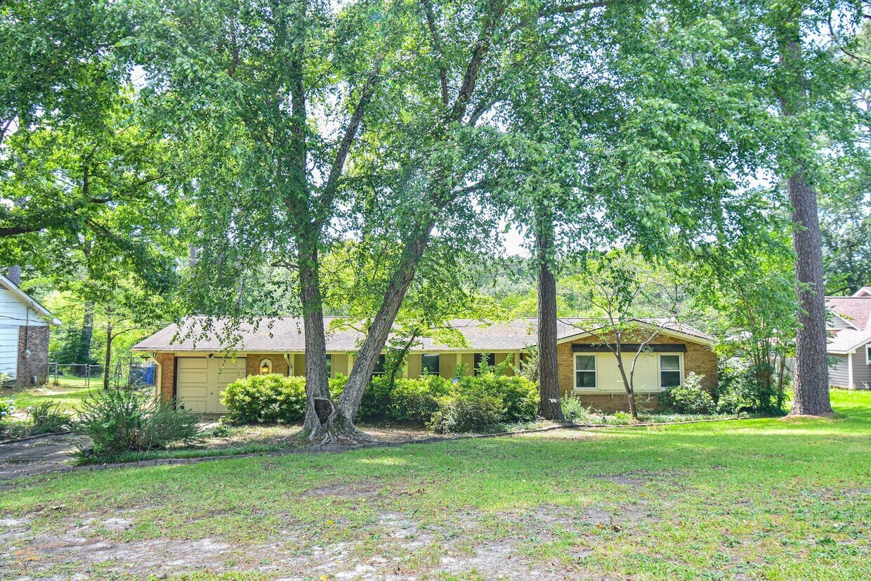 Foto principal - Available Now! 3 Bedroom 2 Bathroom Home- ...