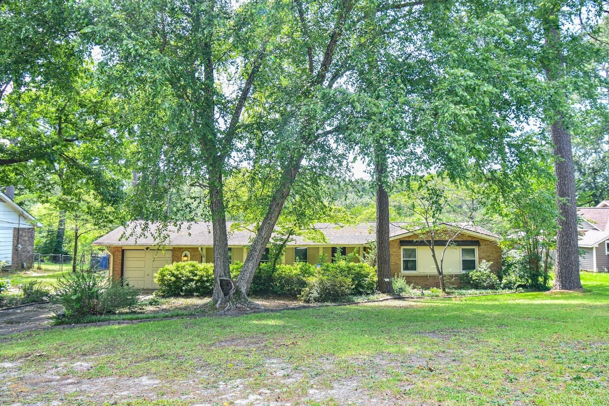 Primary Photo - Available Now! 3 Bedroom 2 Bathroom Home- ...