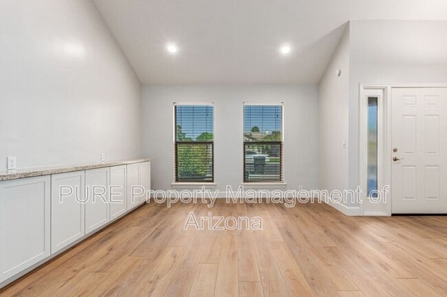 Building Photo - 2406 S Mulberry