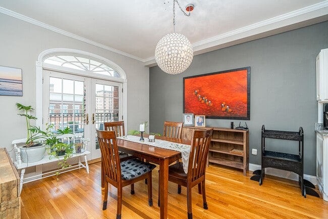 Building Photo - 233 Monroe St