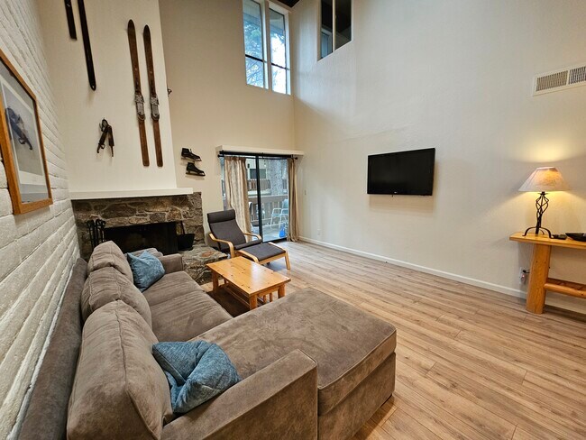 Foto del edificio - 120 Country Club Dr