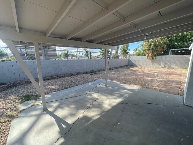 Building Photo - 2101 Jeanne Dr