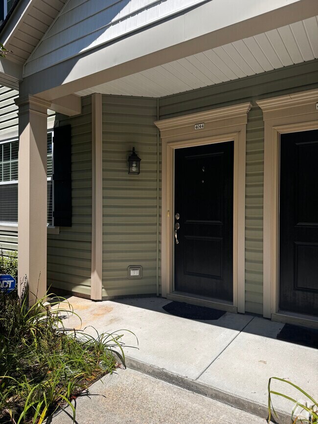 Building Photo - 4044 Clarendon Way