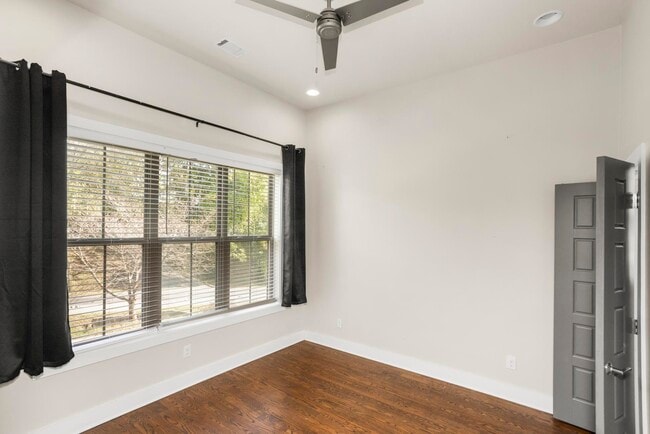 Building Photo - 942 Riverside Dr