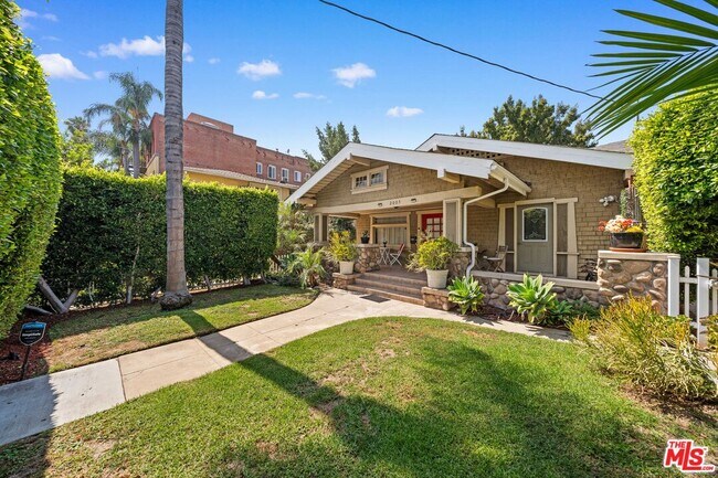 Foto del edificio - 2005 Beachwood Dr