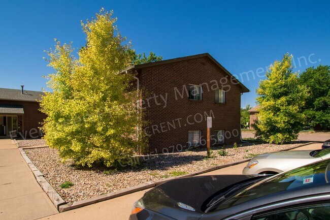 Building Photo - 927 James Ct