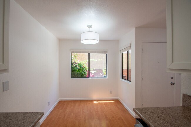 Foto del edificio - 5617 Woodman Ave