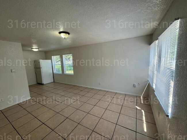 Foto del edificio - $725- 2 bed 1 bath bi-level apartment with...