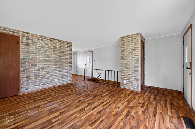 Building Photo - 114 S Willow Ln