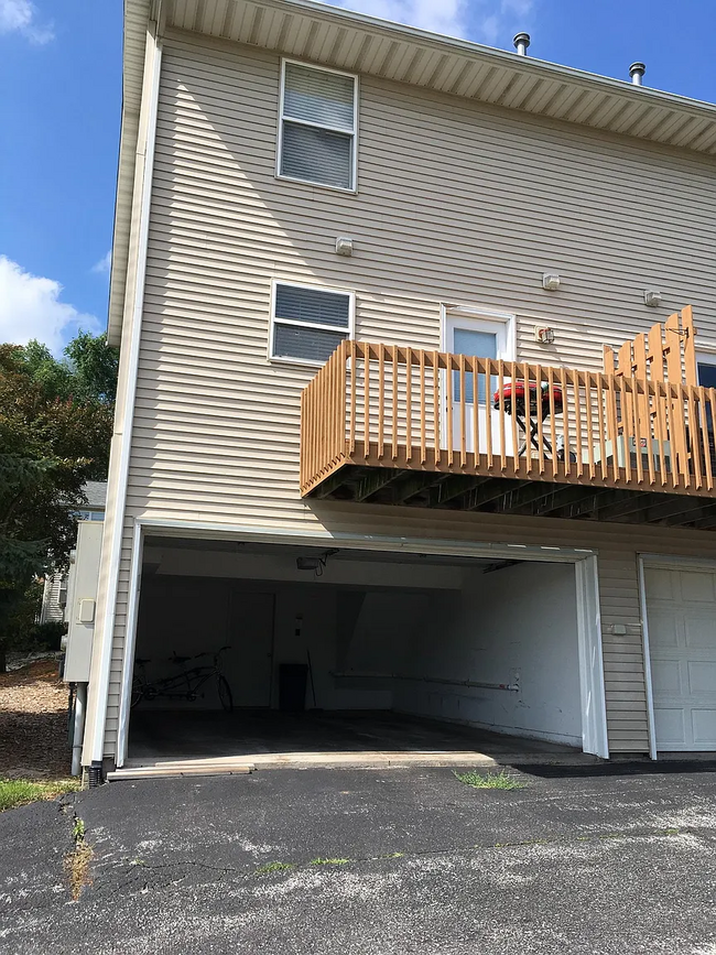 Balcony & attached garage - 957 Boston Way