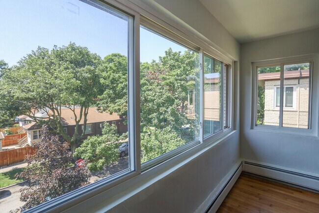 Building Photo - 6727 N Hermitage Ave