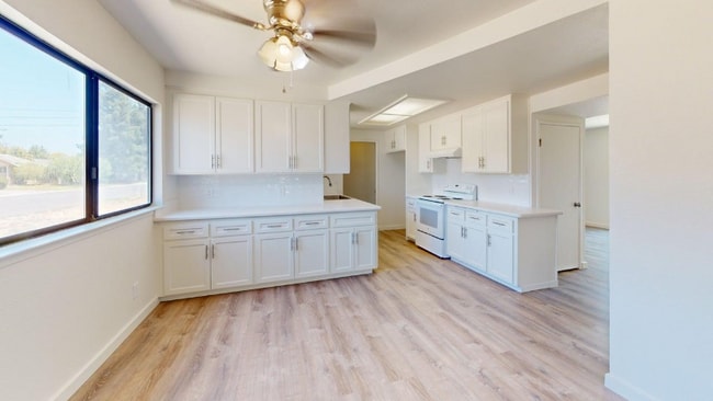 Building Photo - 430 Neil Dr