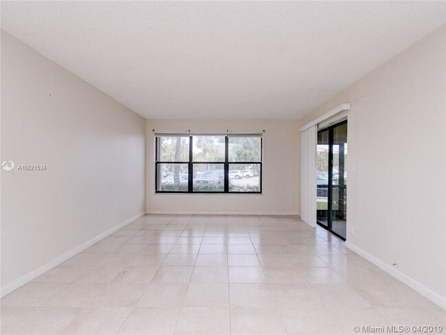 Building Photo - 2316 S Cypress Bend Dr