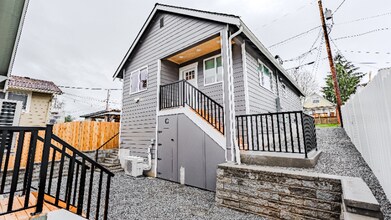 Building Photo - 2106 Oakes Ave